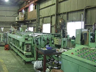 押出成形ラインと操作盤が並ぶ工場内観